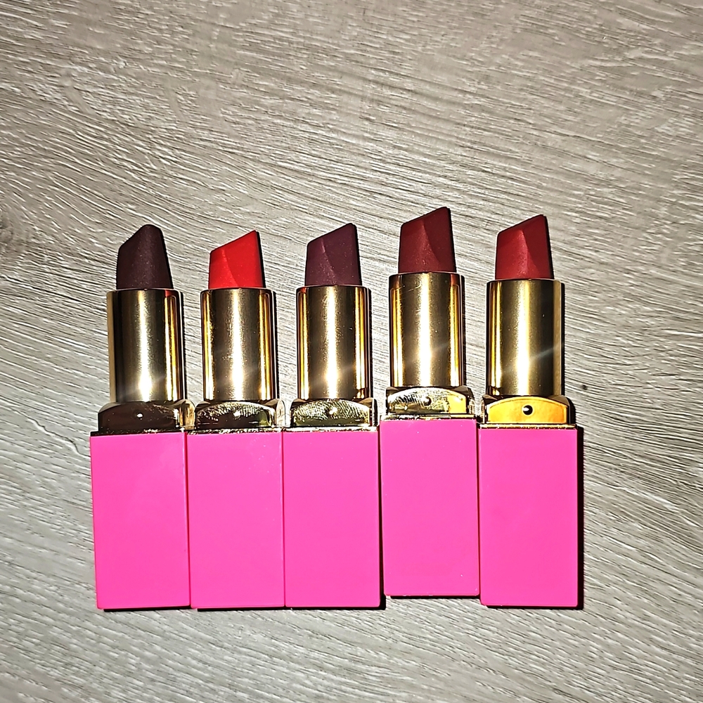 Juvias place lipstick